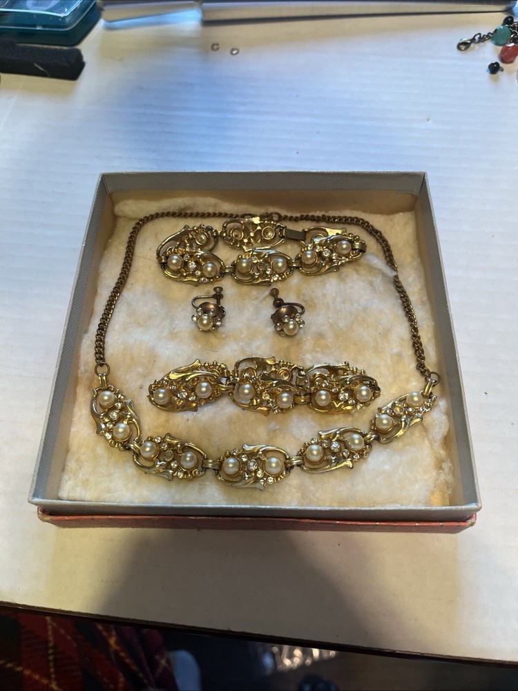 Beautiful Vintage Victorian Revival Gold Tone Faux Pearl Rhinestone Jewelry Set