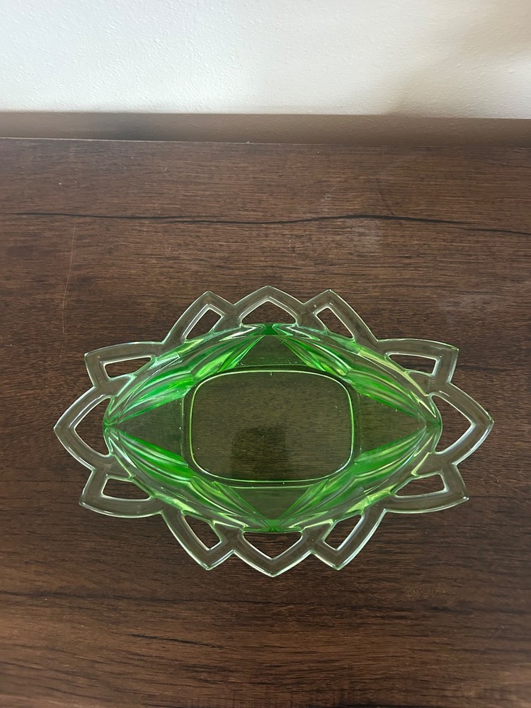 OVAL SERVING BOWL! Vintage INDIANA GLASS Co depression GREEN PYRAMID pattern EXC
