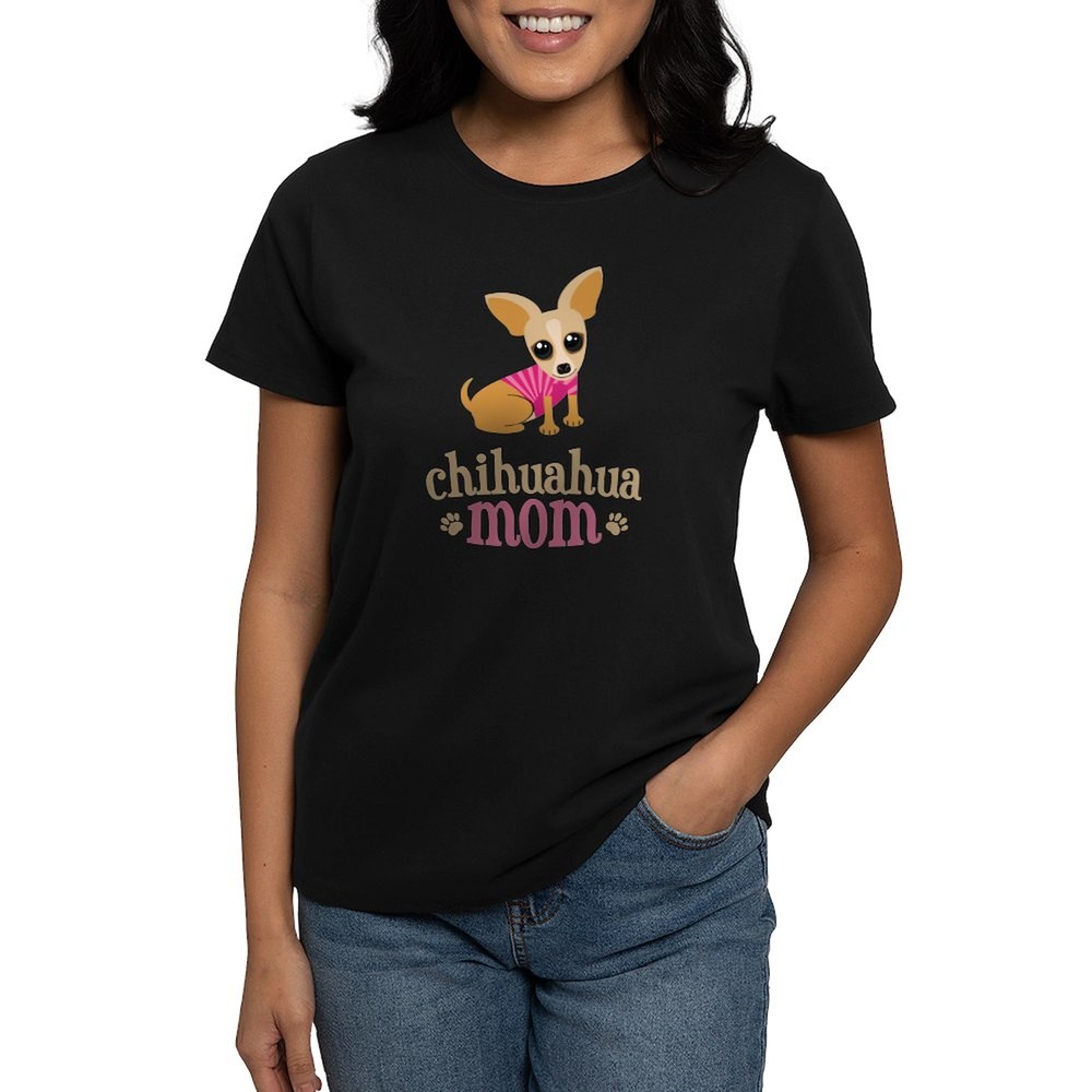 CafePress Chihuahua Mom Women's Dark T Shirt Women's Cotton T-Shirt (1796013158)