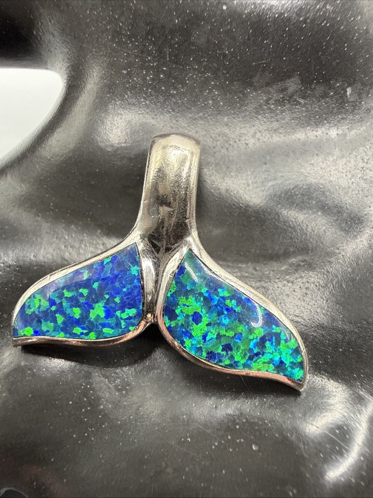 VTG Beautiful Thailand 925 Sterling Silver Opal Whale Tail Pendant. 3.9 Grams.