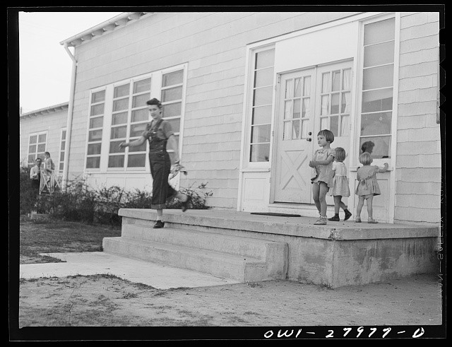 Photo:Orange Texas 1943 Shipyard Mother Calling Son at Nursery School