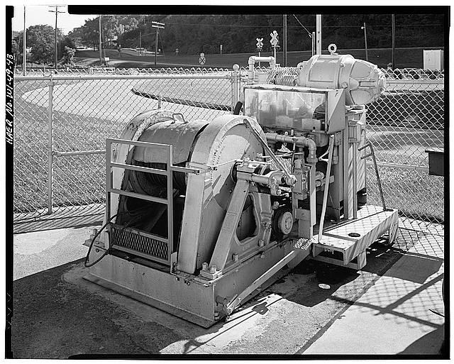 43. VIEW MAIN LOCK WINCH, LOOKING NORTHEAST - Upper Mississippi River 9-Foot