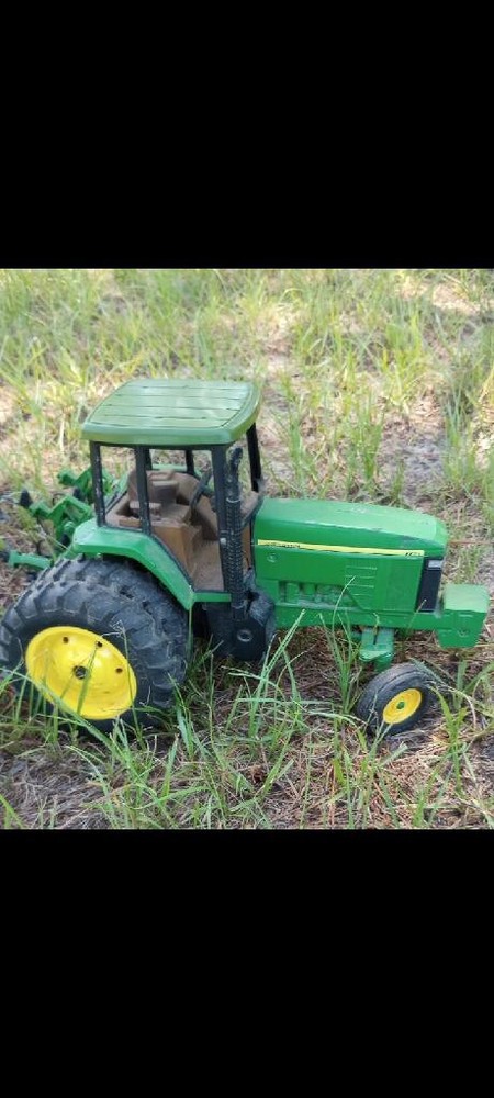 Vintage John Deere Toy Tractors for Collectors