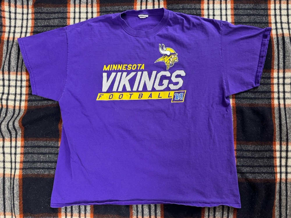 Vintage NFL Minnesota Vikings T-Shirt Size XL Purple Logo Spellout Football