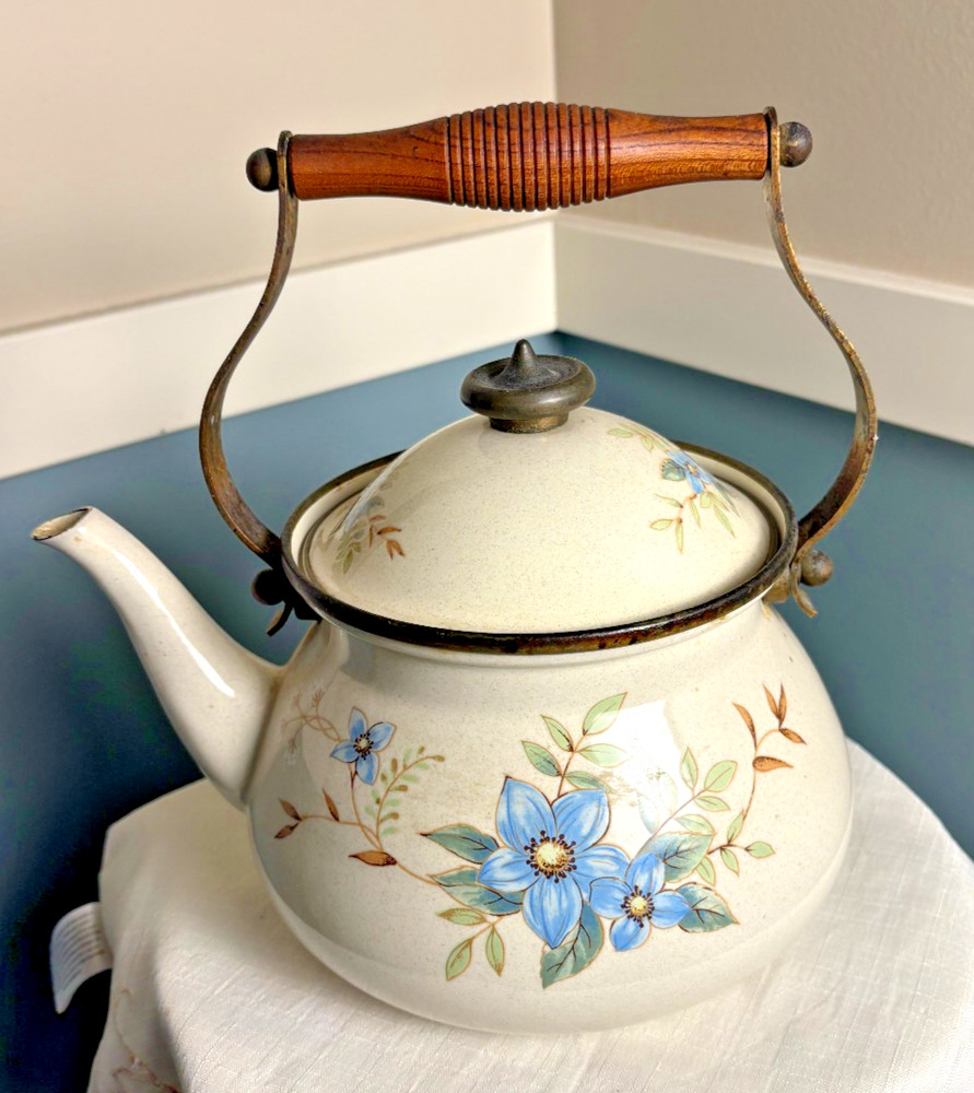 Vintage Mikasa Grande Chef Day Dreams  2.5. Qt Enamel Tea Kettle Japan UN704