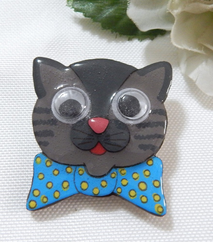 Echo & Hara Vintage Inspired Google Eyed Cat Pin/Brooch