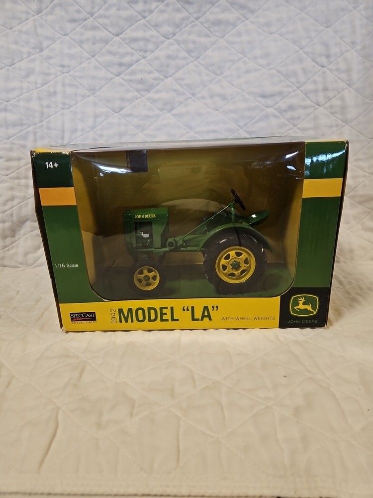 SpecCast Diecast Metal  1942 John Deere Model LA Tractor JDM248 1:16 Scale