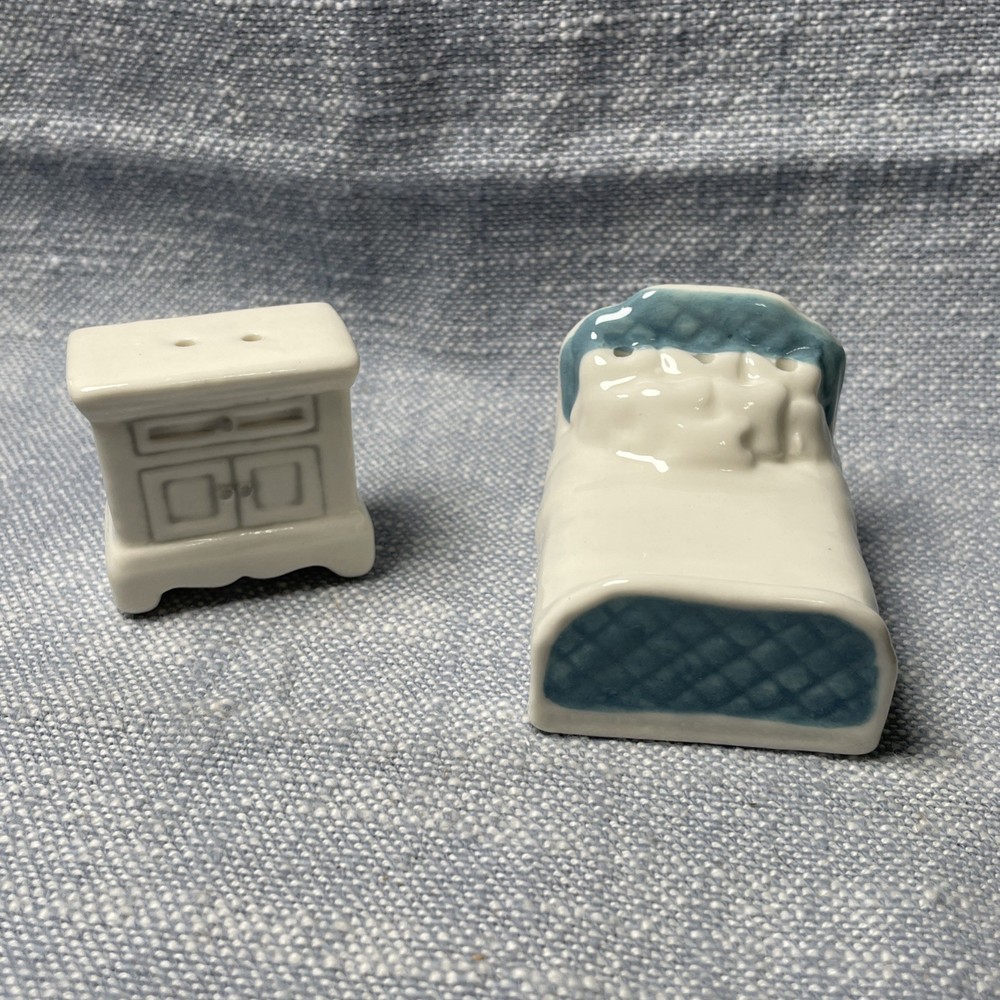 Cracker Barrel bed and dresser salt & pepper shaker Bedroom New House *