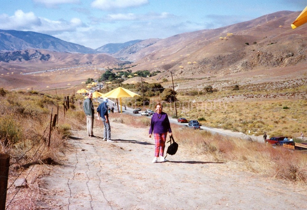 FOUND  PHOTO Color CHRISTO UMBRELLAS Original FREE SHIPPING Snapshot  25 53 Q