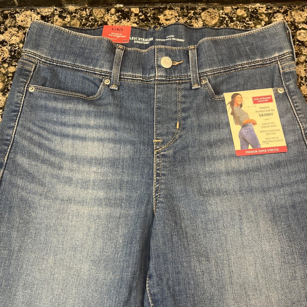 Signature By Levi Strauss & Co Women’s Size 6 W28 Blue  High Rise Straight Jeans
