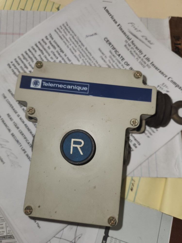 Telemecanique XY2CE2A150 Safety cable Switch w/ automatic reset