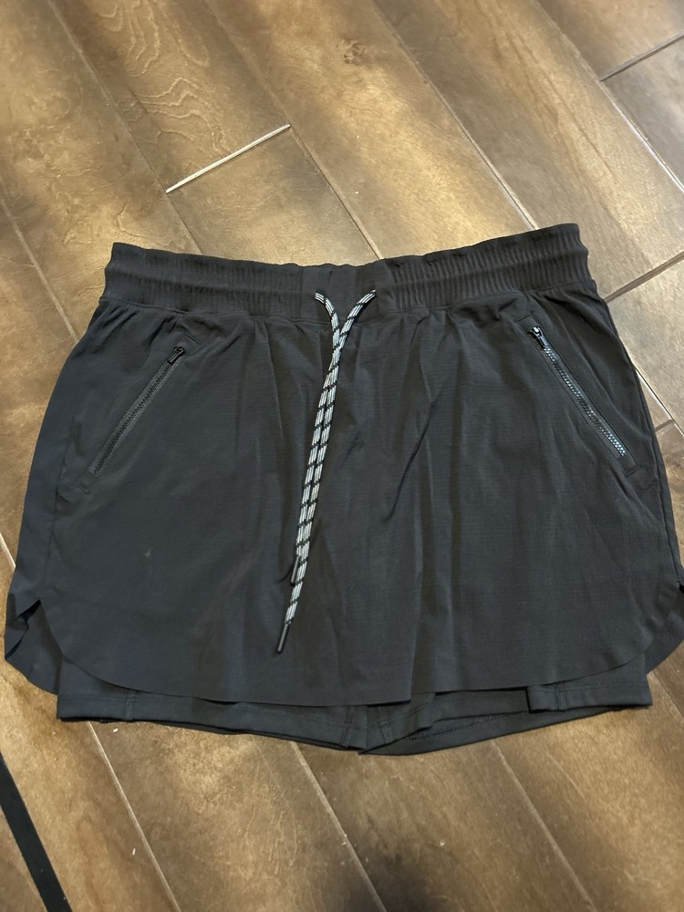 Athleta Women's Black Athletic skirt with shorts and pockets Drawstring