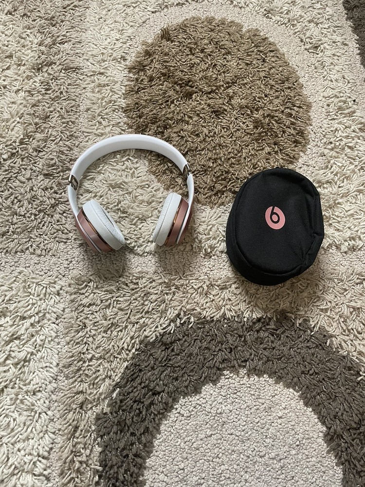 Beats Solo 3 Wireless headphones Broken For Repair Or Parts Only Color Rose Gold