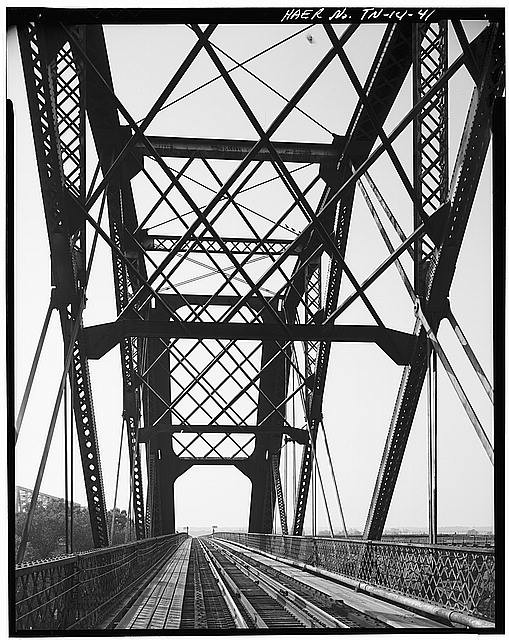 41. WEST ANCHORAGE SPAN DETAIL, SHOWING WEST PORTAL. VIEW SOUTHWEST. - Memphis