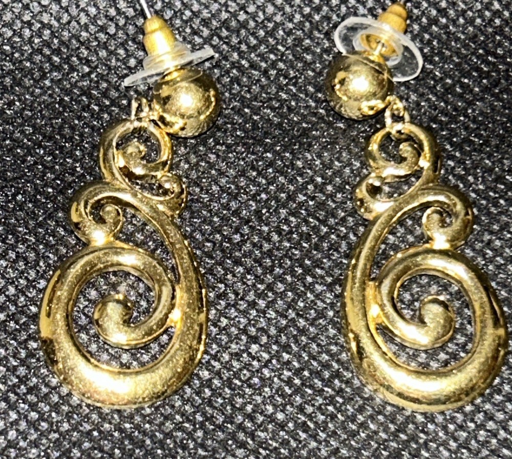 Vintage TRIFARI Signed  Gold Tone Swirl Dangle Earrings Pierced 1.5” long