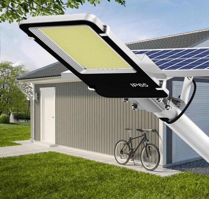Commercial 1600W Solar LED Street Light with Dusk-to-Dawn Sensor and Arm, 260000MWH Output