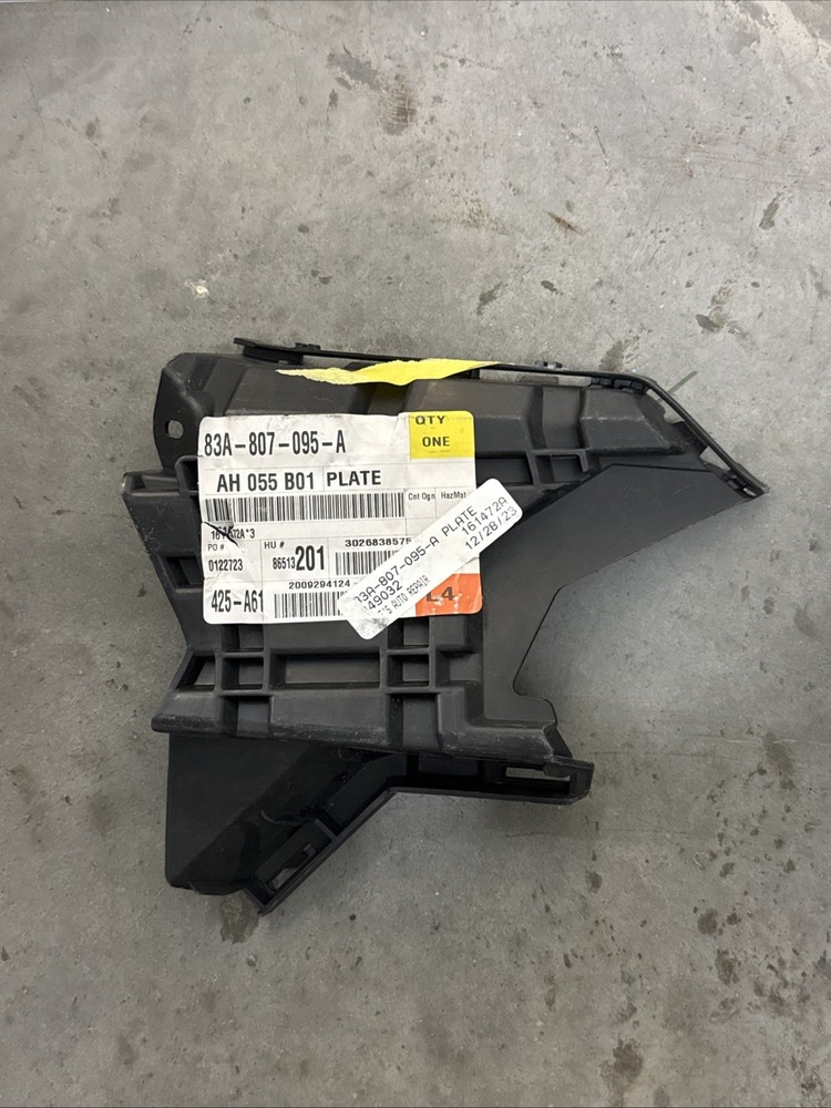 NEW AUDI Q3 F3 S-LINE FRONT BUMPER LEFT GRILLE BRACKET 83A807095A 83A-807-095-A