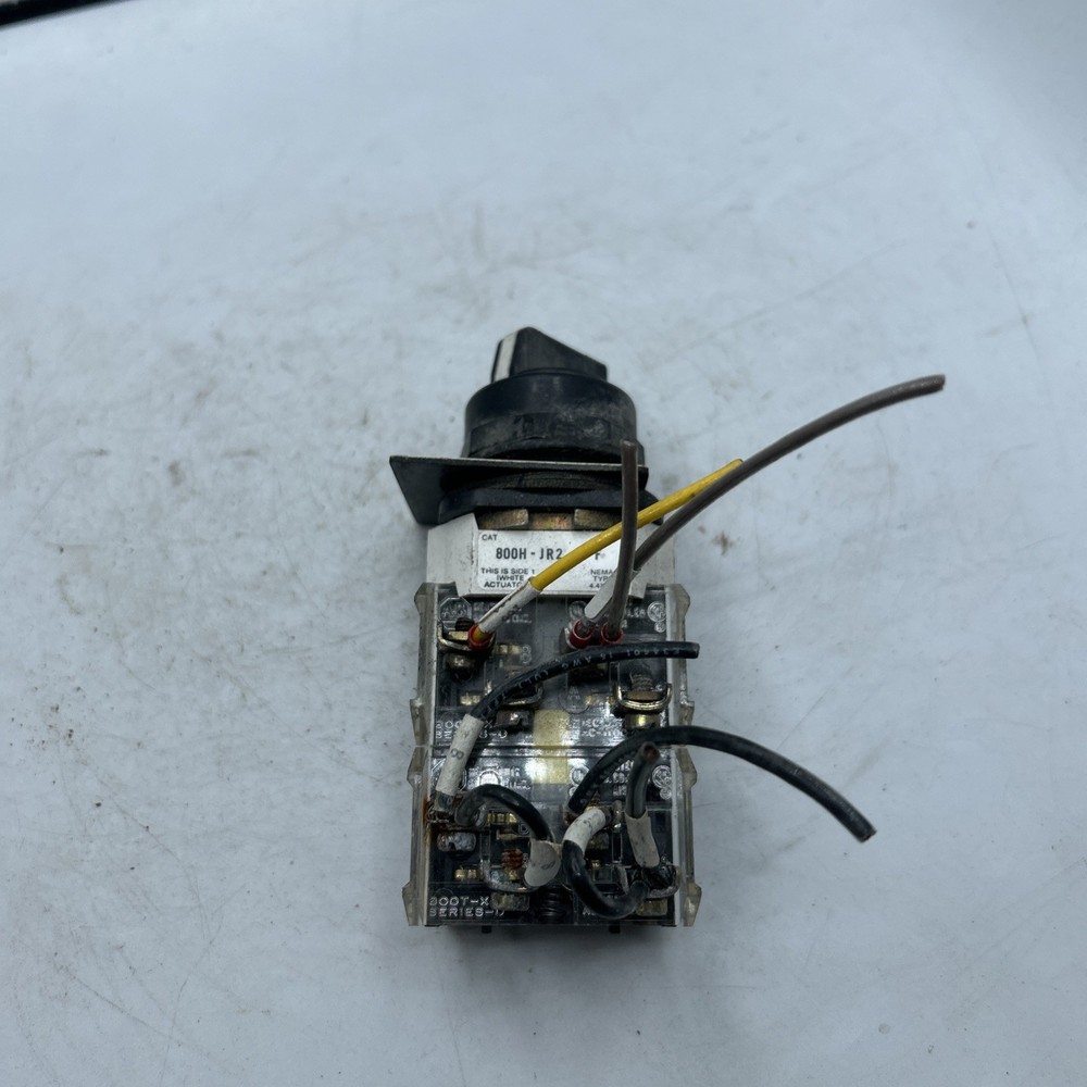 Allen-Bradley Ser. F 3-Position Selector Switch 800H-Jr2