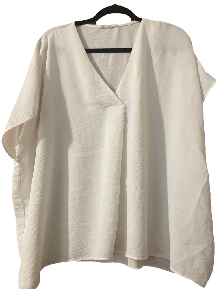 Entro White Short Sleeve  V-neck Blouse Size L