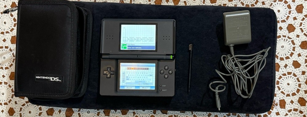 Nintendo DS Lite Onyx Black USG-001 w/stylus charger Case Y2K 2006 As Is