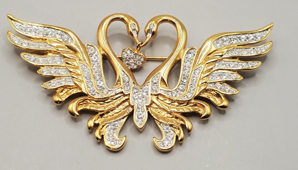 NOLAN MILLER  Signed Vtg Kissing Swans Gold Tone Crystal Brooch 3