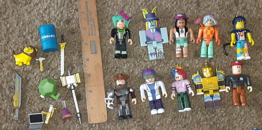 ROBLOX 10 Figures Lot w/ weapons etc. NO CODES E