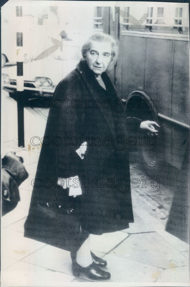 1969 Press Photo Golda Meir of Israel Beside Bus