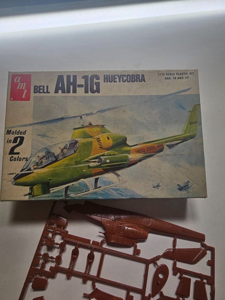 AMT Bell AH-1G Huey Cobra Model Kit 1/72 7101 Military Helicopter - Open Box (A)