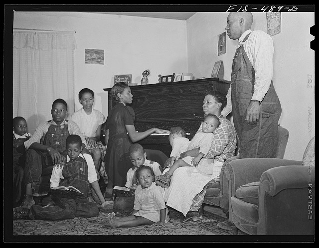 Zebulon North Carolina Feggen Jones Family 1942 Mother Father Children Piano