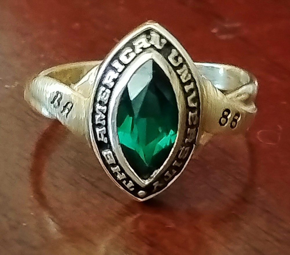 THE AMERICAN UNIVERSITY 10k yellow gold class ring BA 1988 8 lab created emerald