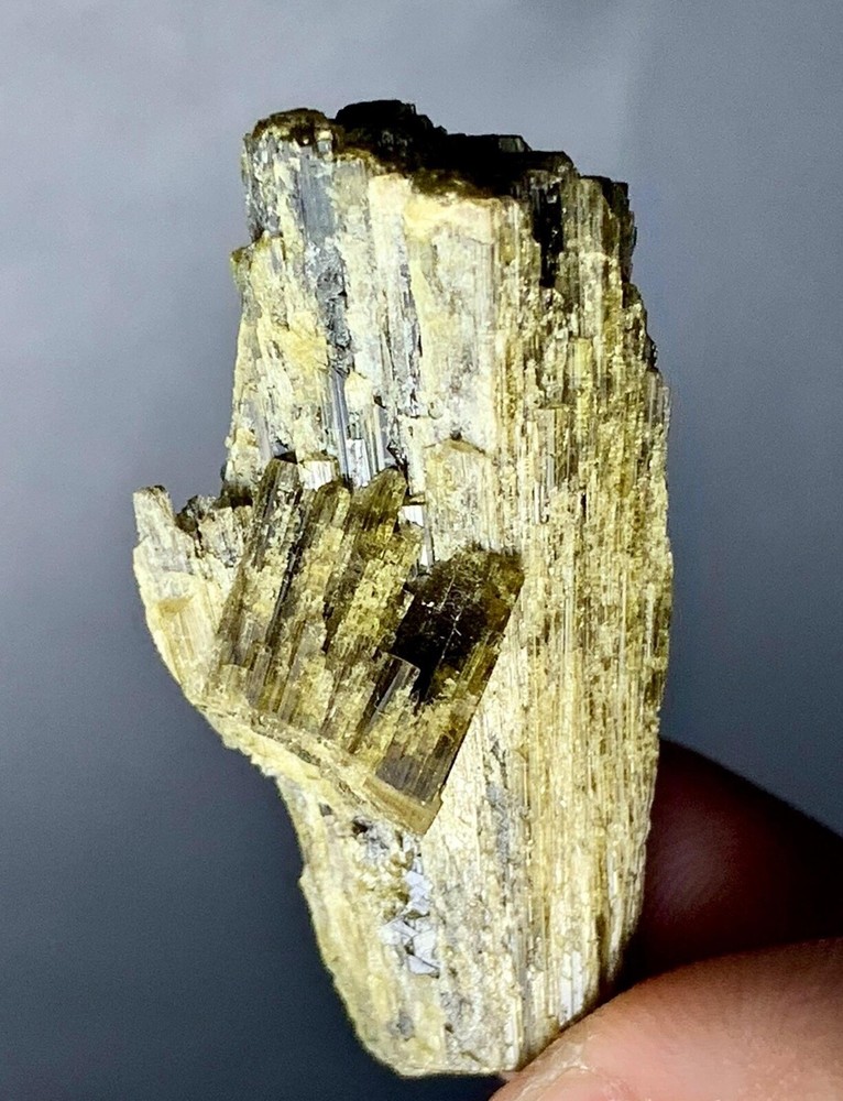 35 carat Epidot crystal specimen from Skrdu Pakistan