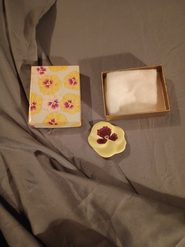 Vintage 1981 Avon Pansy Glazed Porcelain Flower Pin Brooch Estate