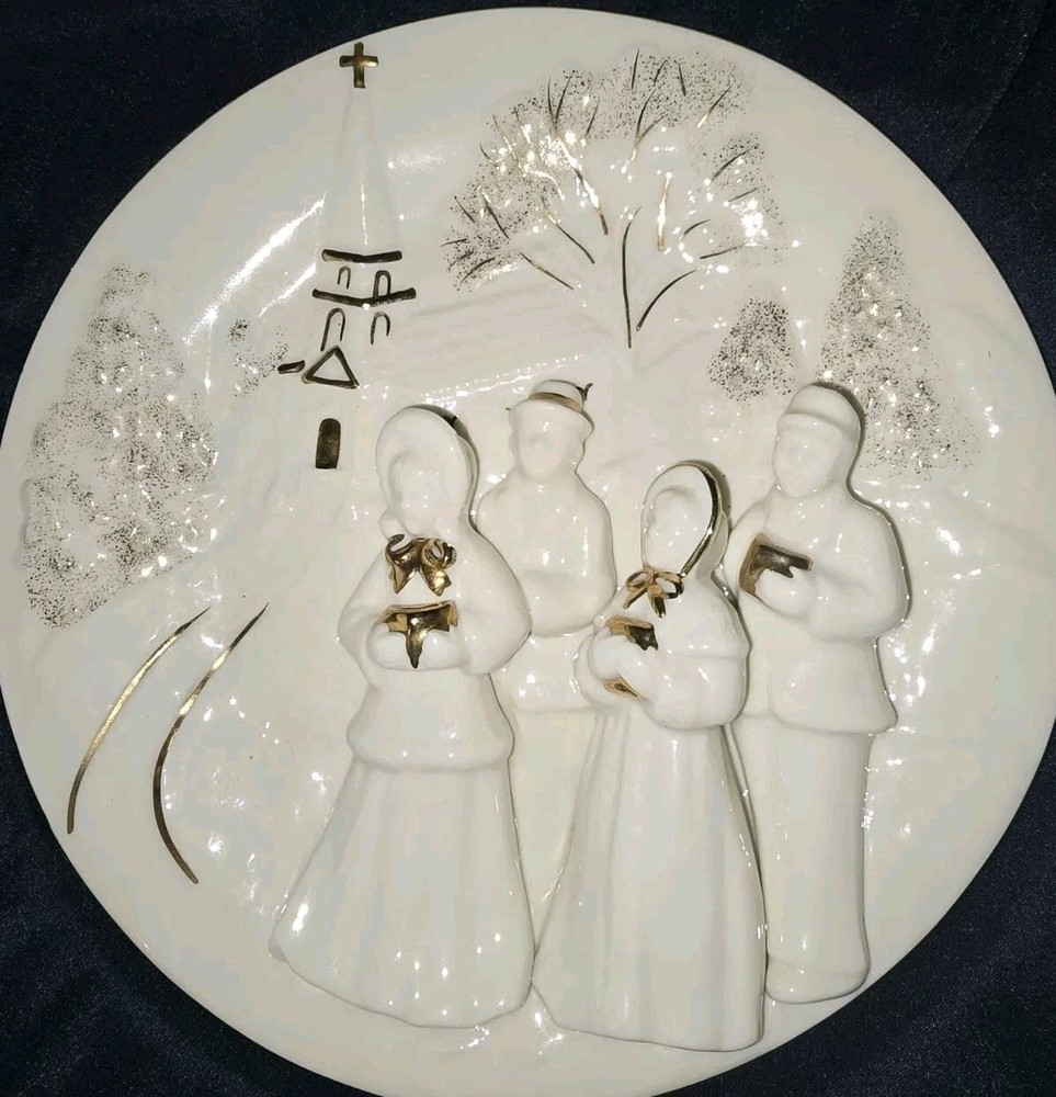 NEW Mikasa Holiday Elegance Christmas Plate 3D Plaque Gold Carolers FK001/711