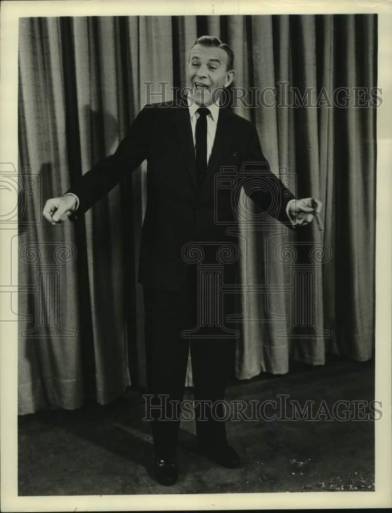Press Photo prolific comedian George Burns performing on stage
