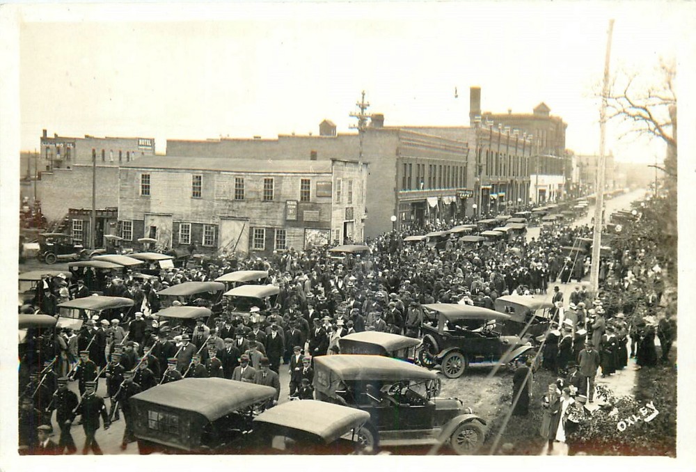 1920s Fergus Falls Minnesota Parade Scene RPPC Postcard 26-839
