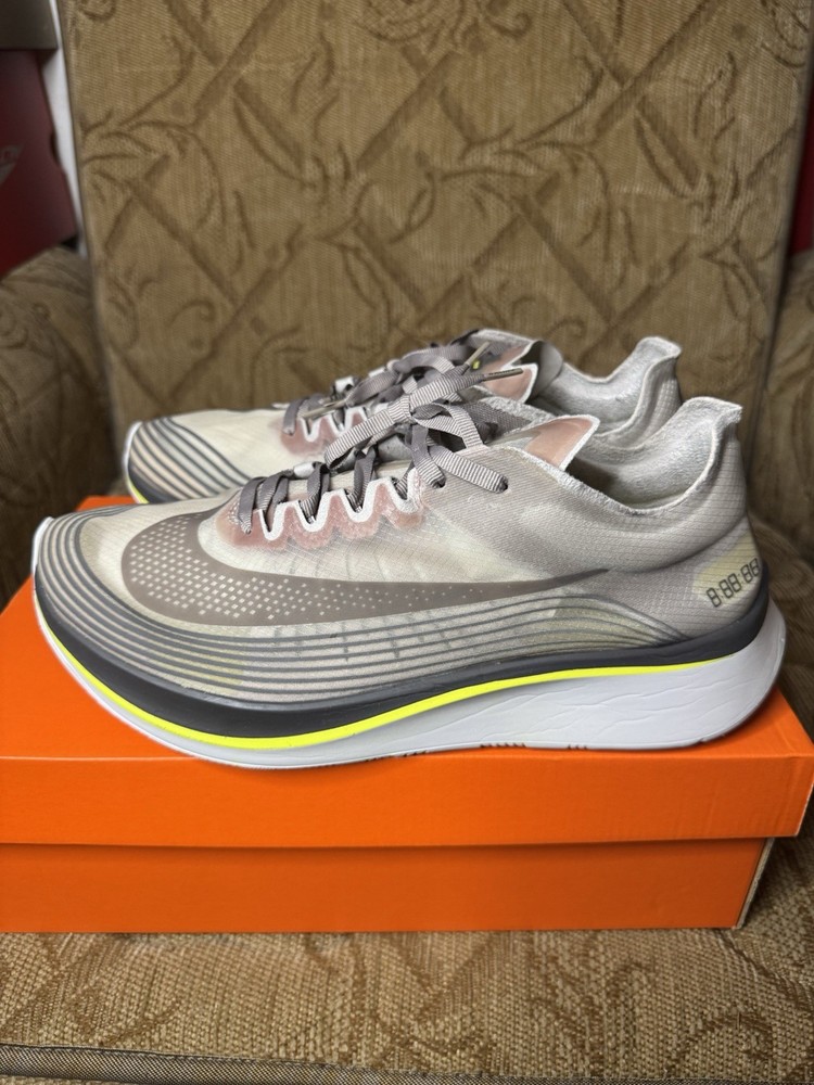 NIKE ZOOM FLY SP (AA3172-201) Men's 9.5 Running Shoes Excellent! Comes with box!