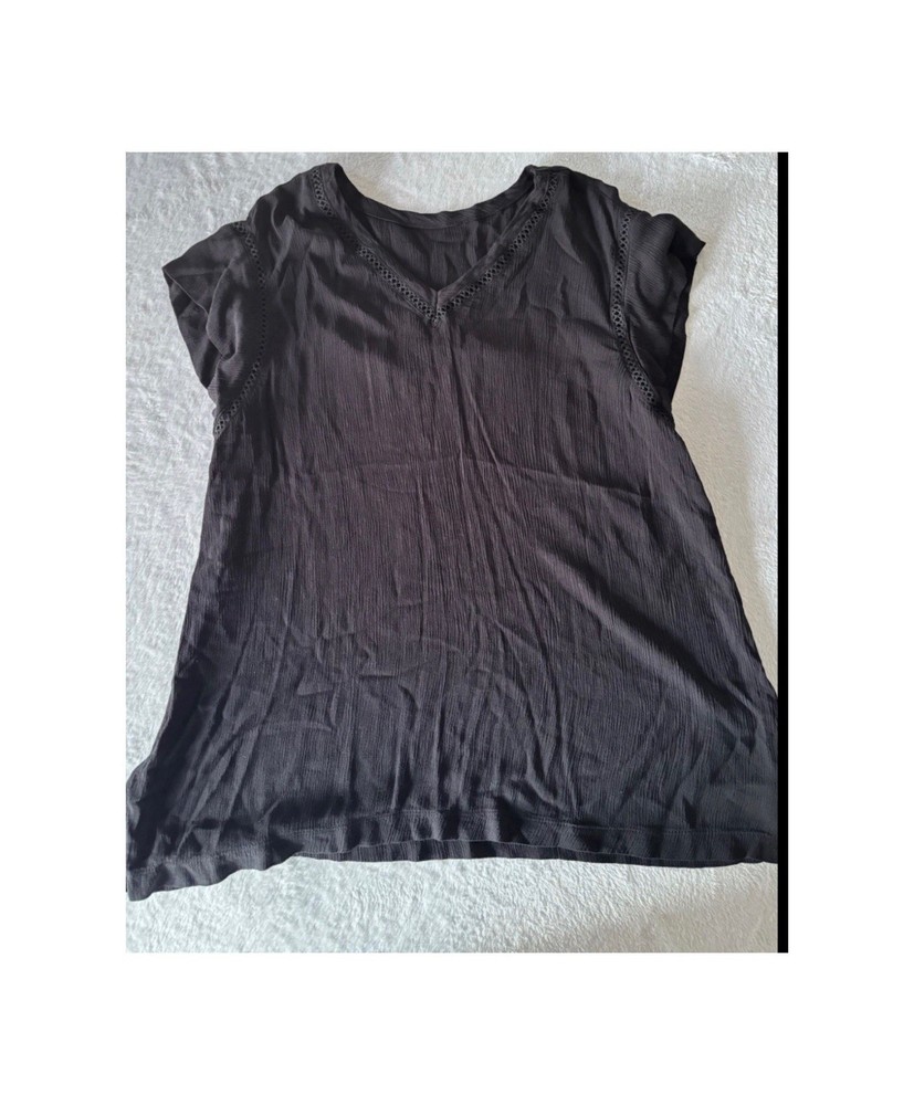 • Women’s Black Short Sleeve V-neck Blouse Size L