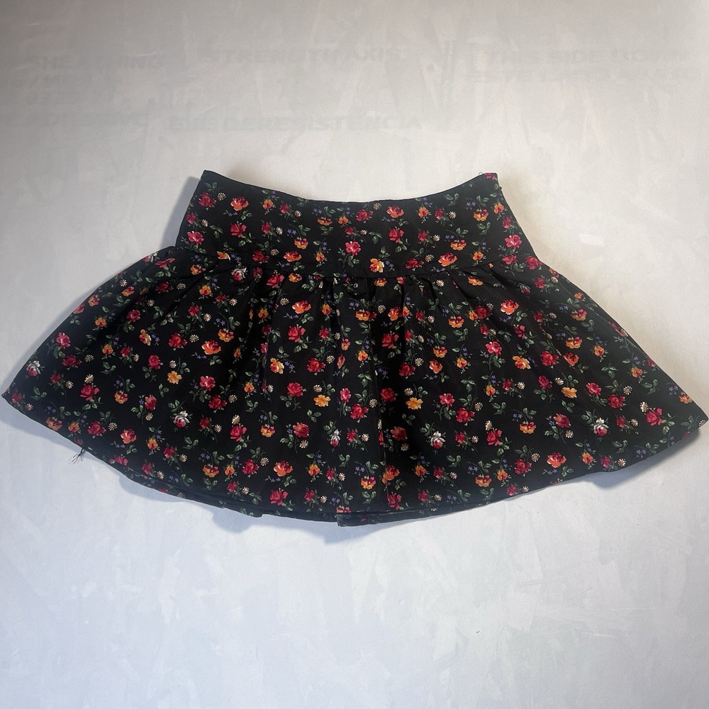 Black floral mini skirt with elastic waist and zipper   Size small  120/56