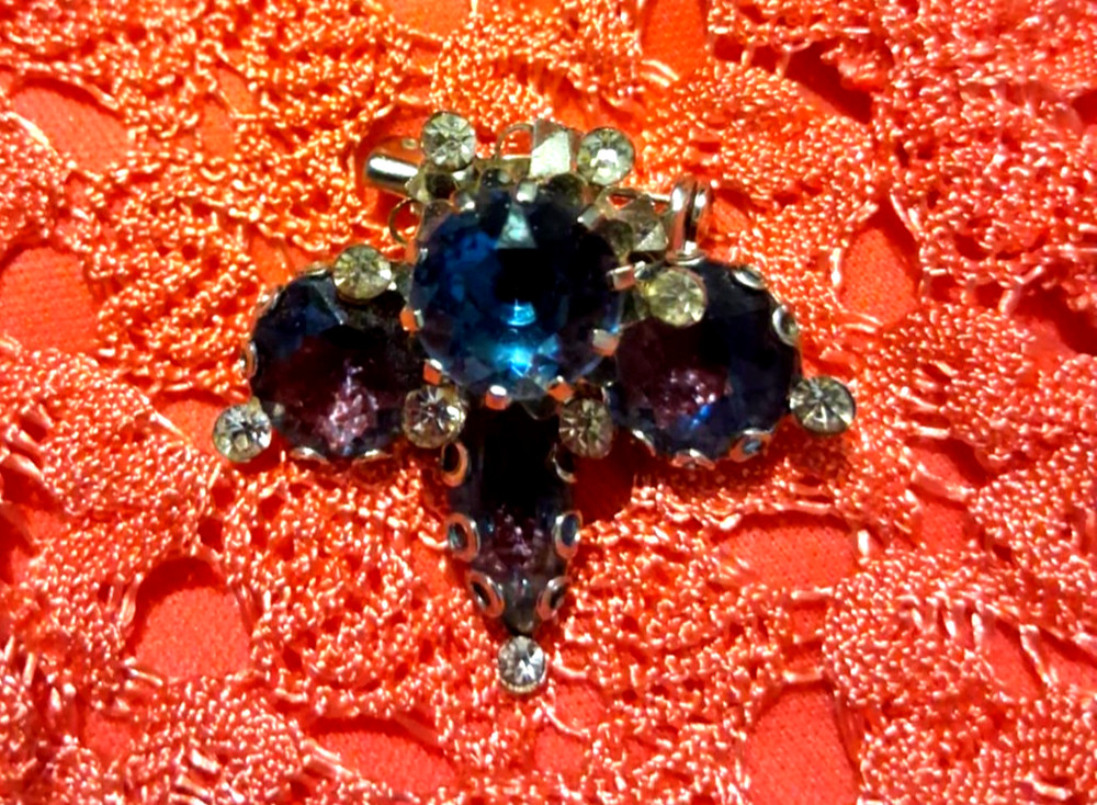 Vintage Beautiful Blue Austrian Crystal Brooch