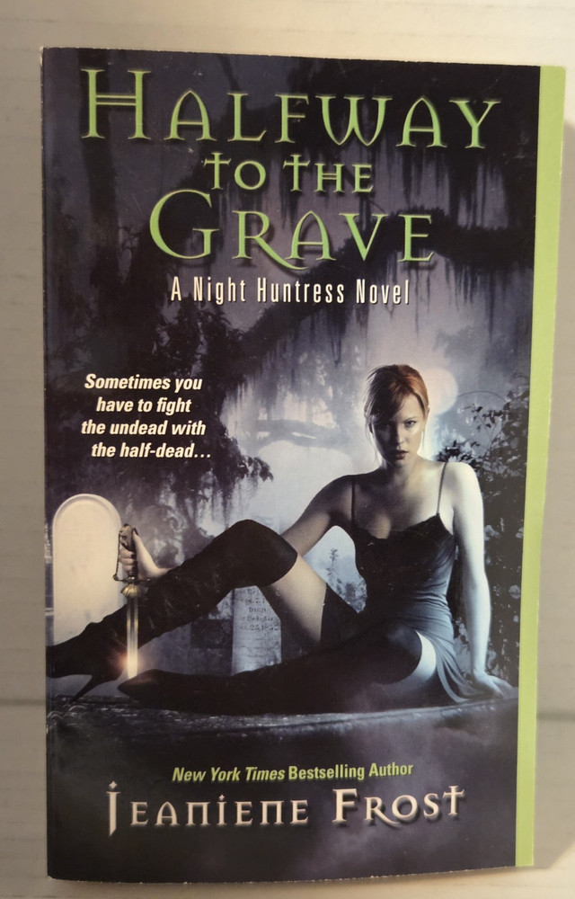 Halfway to the Grave (Night Huntress, Book 1) By Jeaniene Frost - Paperback NEW