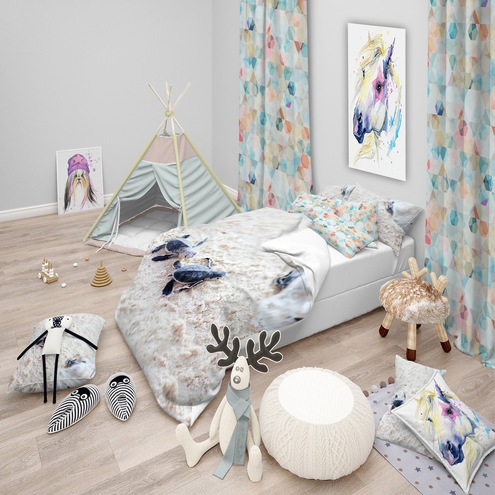 Designart 'Baby Green Turtles on Sand' Animal Bedding Set -