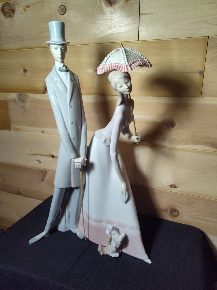 Nao by Lladro Spain 4563 RARE Lovers Couple w/ Puppy & Parasol Umbrella, 19 1/2