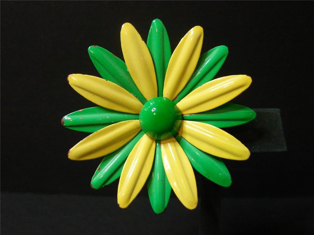 Vintage Retro Mod 60's Green & Yellow Enamel Daisy Flower Pin Brooch