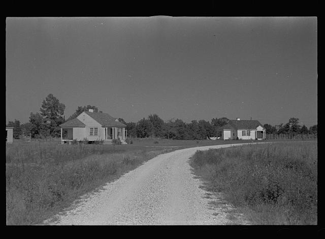 Photo:Tupelo Mississippi 1935 Tupelo Homesteads Houses Gravel Road