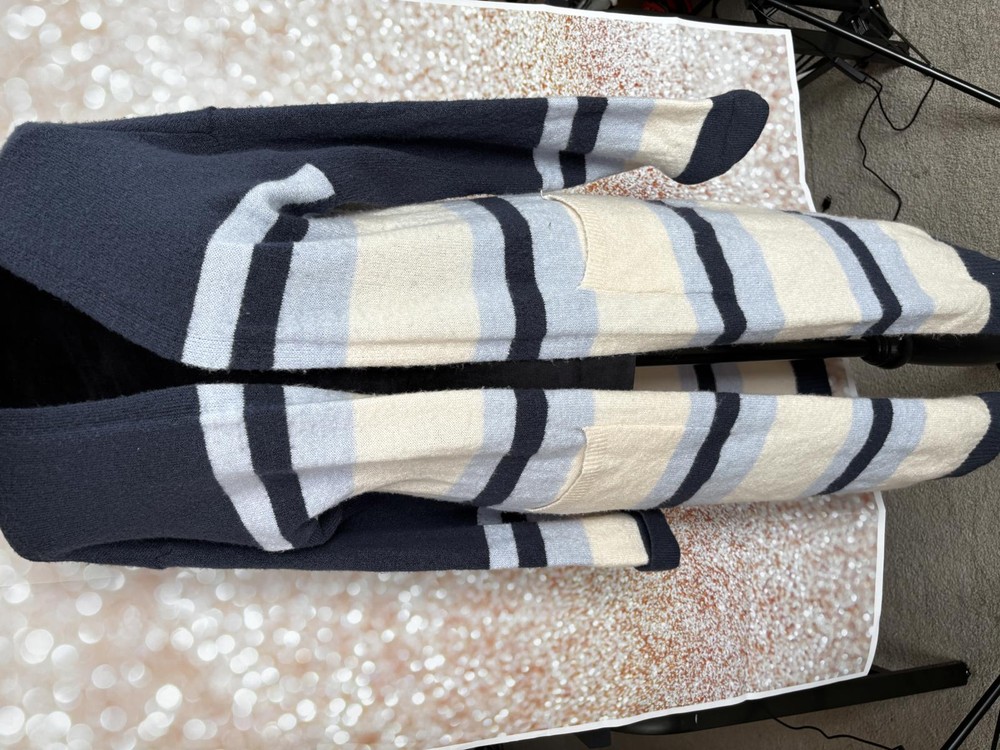 Fluffy, Soft, Cozy ~ Freshman 1996 cardigan ~ Medium ~ It has POCKETS