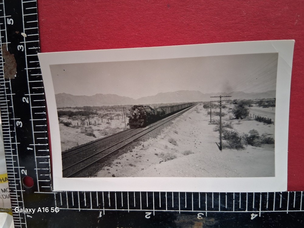 SOUTHERN PACIFIC RAILROAD LOCOMOTIVE w LONG REFRIGERATOR CAR TRAIN ORIG PHOTO AZ