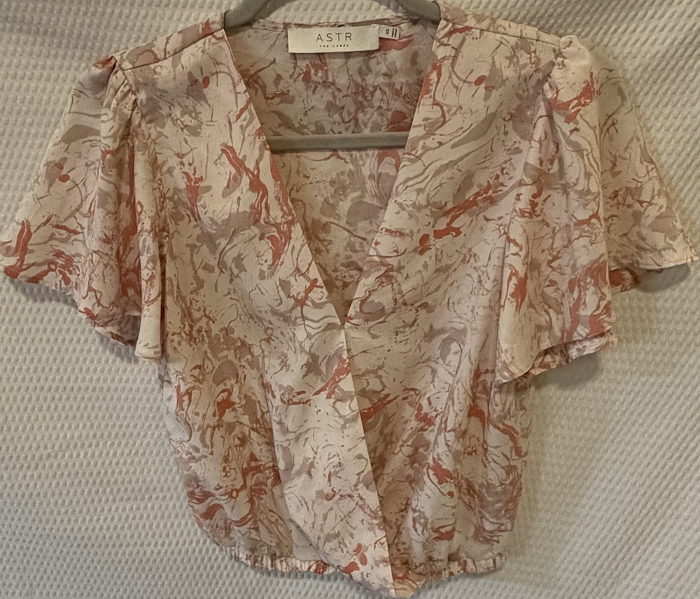 ASTR The Label Abstract Pink Beige Satin Cropped Flutter Sleeve V-Neck Blouse XS