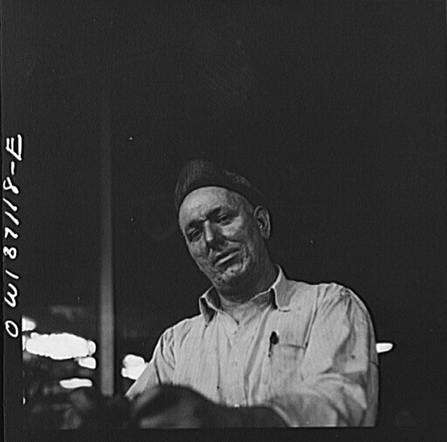 Photo:Pittsburgh Pennsylvania 1910s Mechanic in Machine Shop Portrait