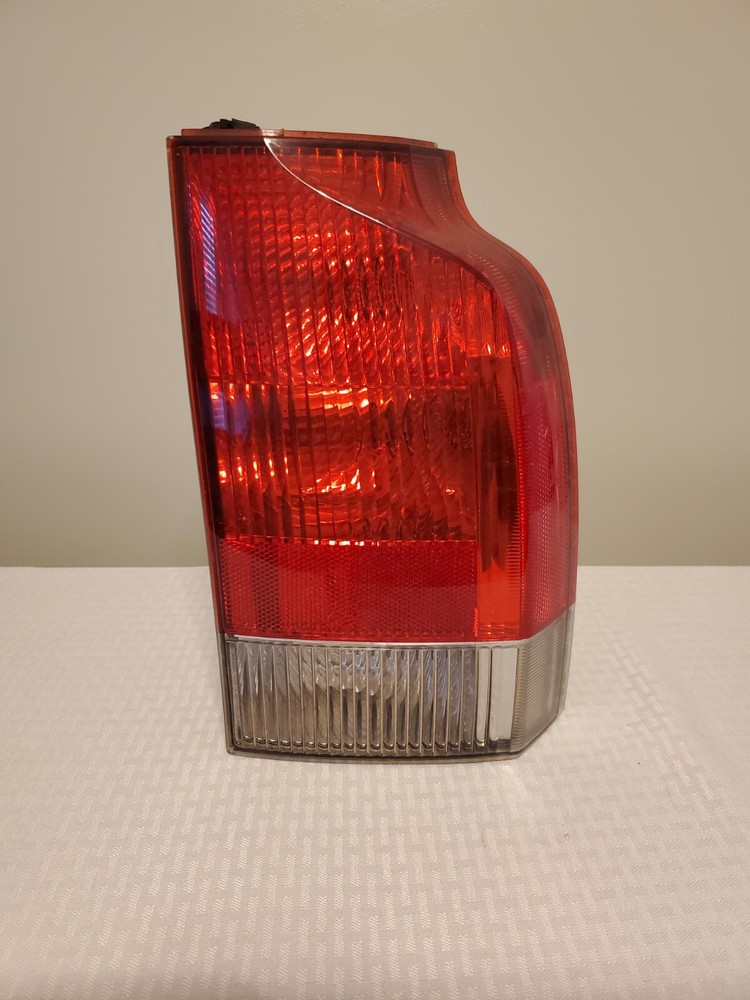 Volvo V70 XC70 Right Rear Lower Tail Light OEM 9154498 2001-2004