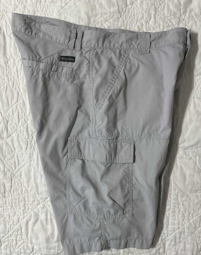 Men's Columbia Cargo Shorts w/Omni-Shade Technology, 32 x 11, Light Gray
